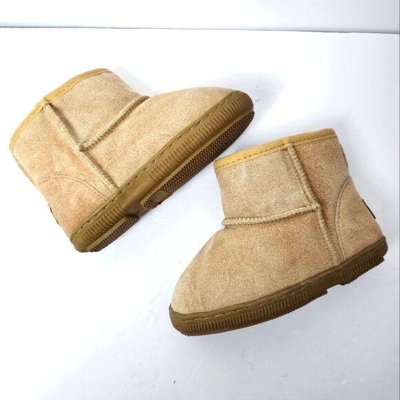 UGG Boots MUBO Classic Girls Tan Size M - Picture 7 of 9